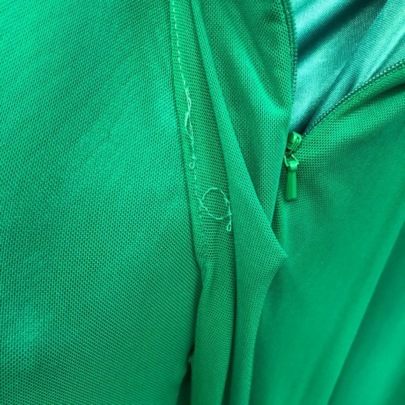 Emerald Sleek Sexy Prom Dress, Size 4 Plunge, Pageant Formal Mermaid Put a Slit - Picture 6 of 11